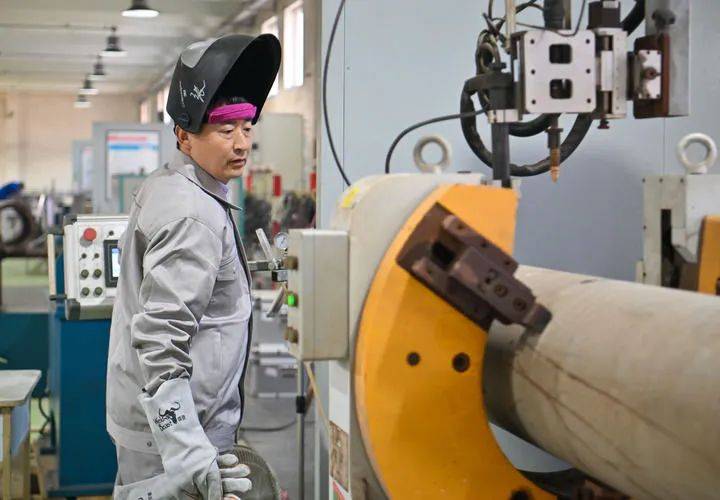 如何申请皇冠信用网_唱响奋进新征程的劳动者之歌——写在中华全国总工会成立一百周年之际