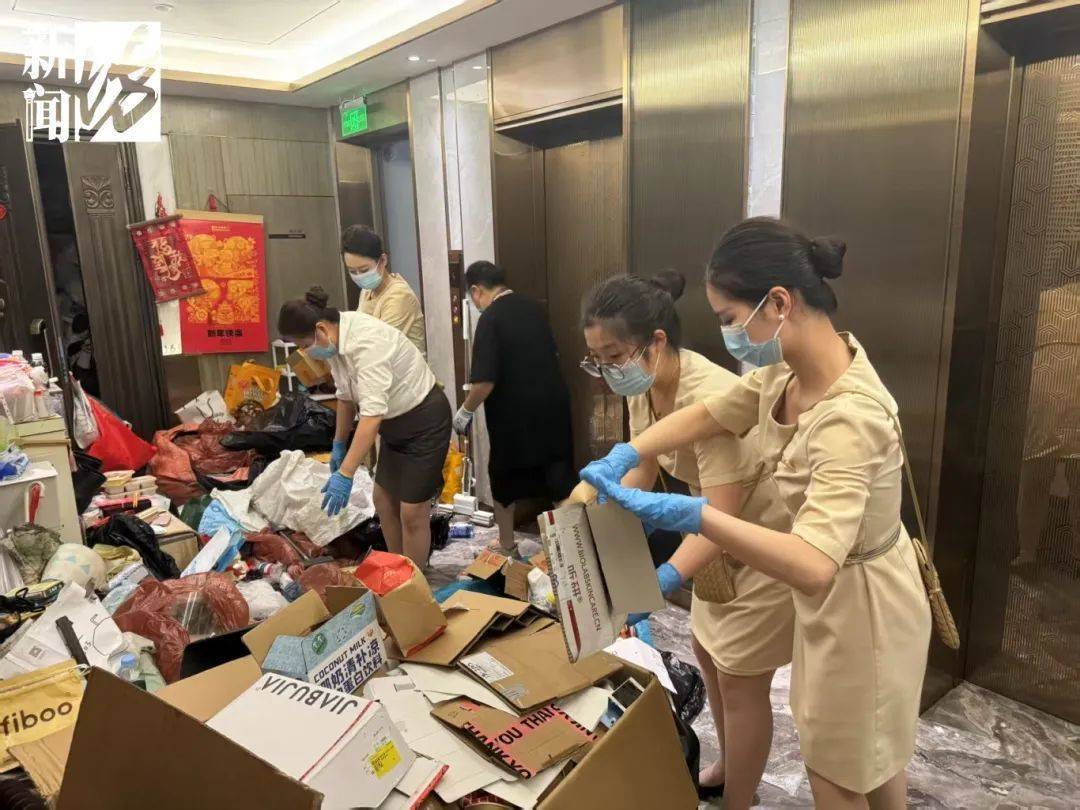 皇冠体育App下载_垃圾堆满皇冠体育App下载，臭到离谱！上海顶流豪宅业主也拾荒？邻居直呼倒大霉，不能忍！