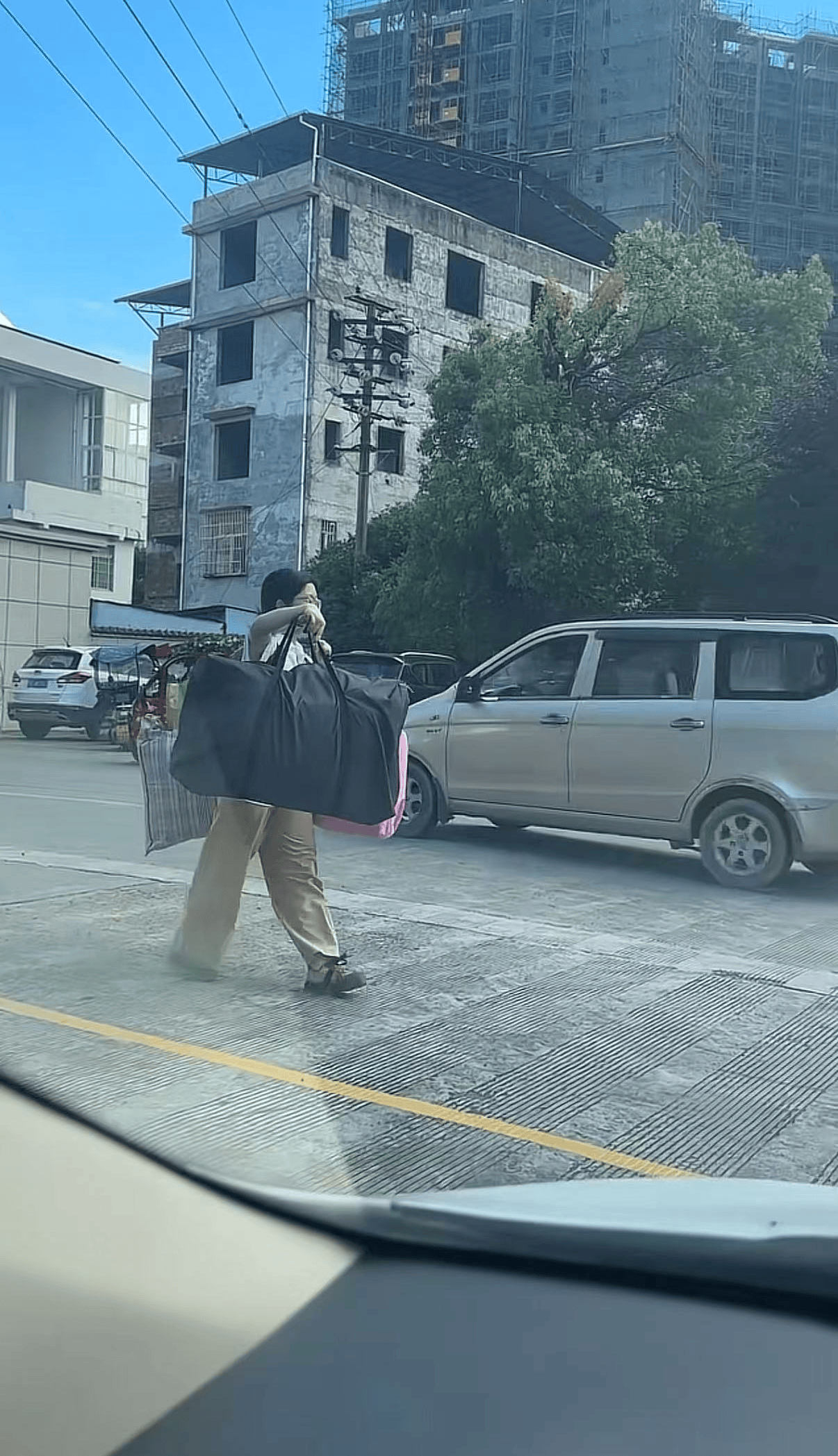 世界杯外围赛
_广西一女生高考结束后独自挑行李回家感动全网世界杯外围赛
，学校：她很朴实，老师们评价都很高