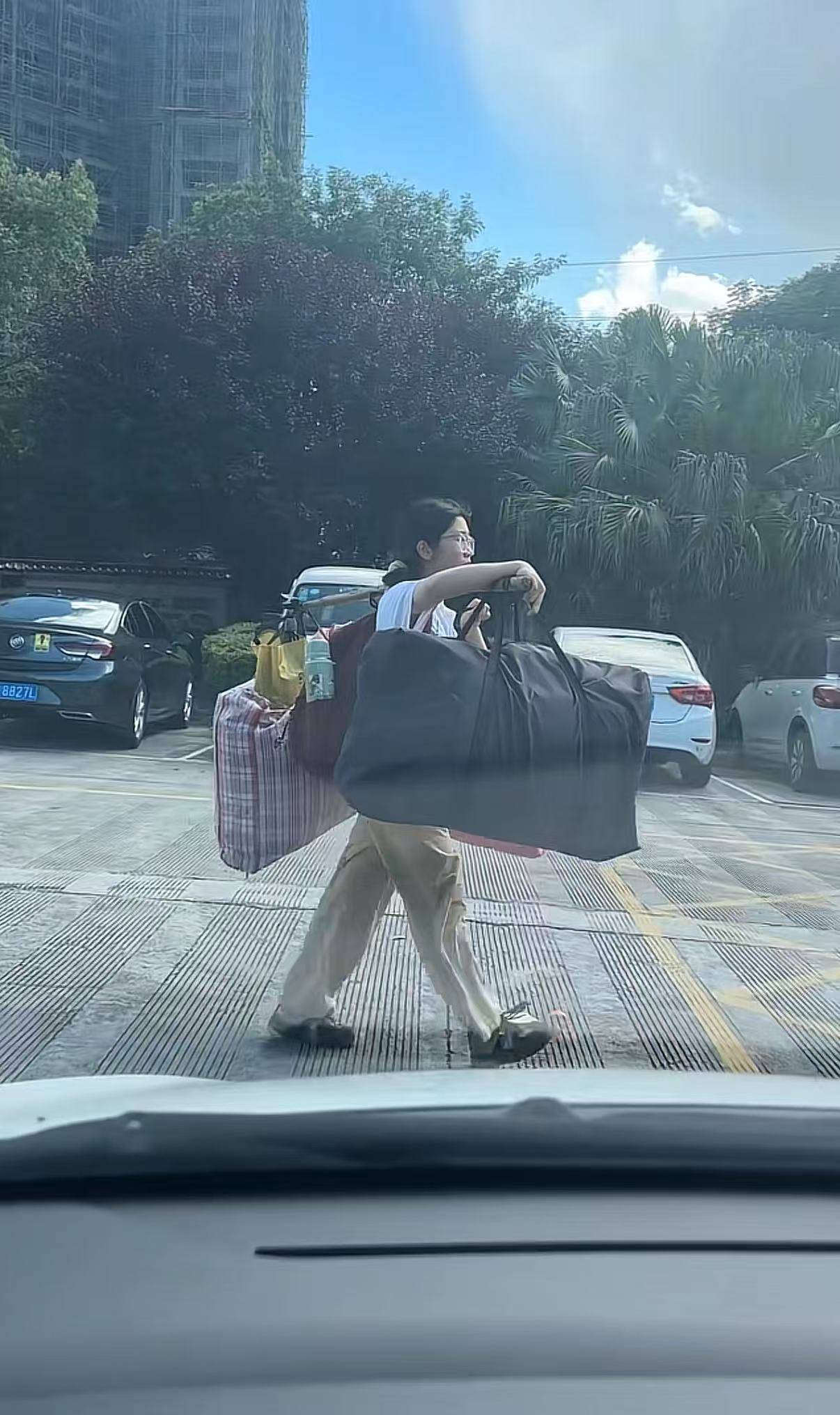 世界杯外围赛
_广西一女生高考结束后独自挑行李回家感动全网世界杯外围赛
，学校：她很朴实，老师们评价都很高