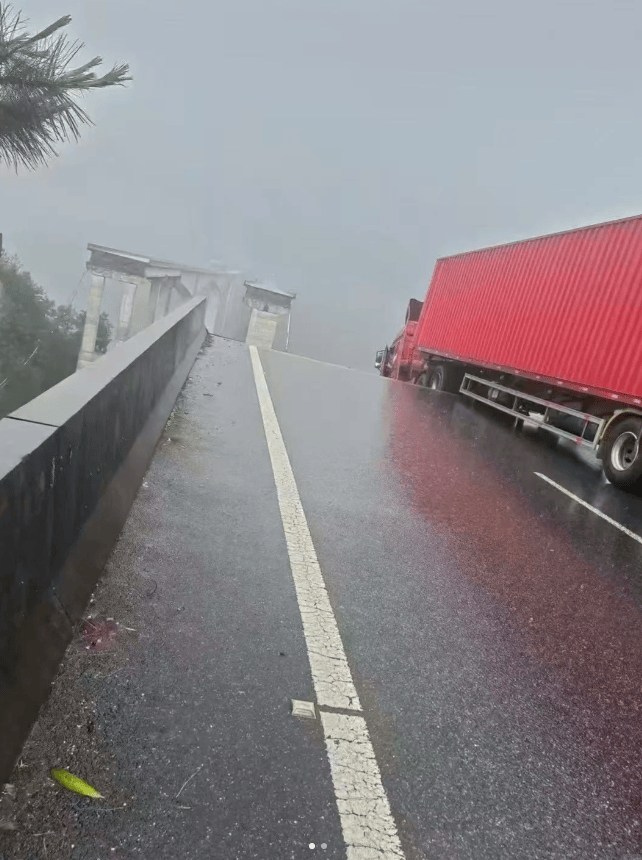 洛杉矶v法林明高RJ_网传厦蓉高速段千秋大桥部分坍塌洛杉矶v法林明高RJ,疑有车辆坠桥,当地:已派两队人前往核实,暂无反馈