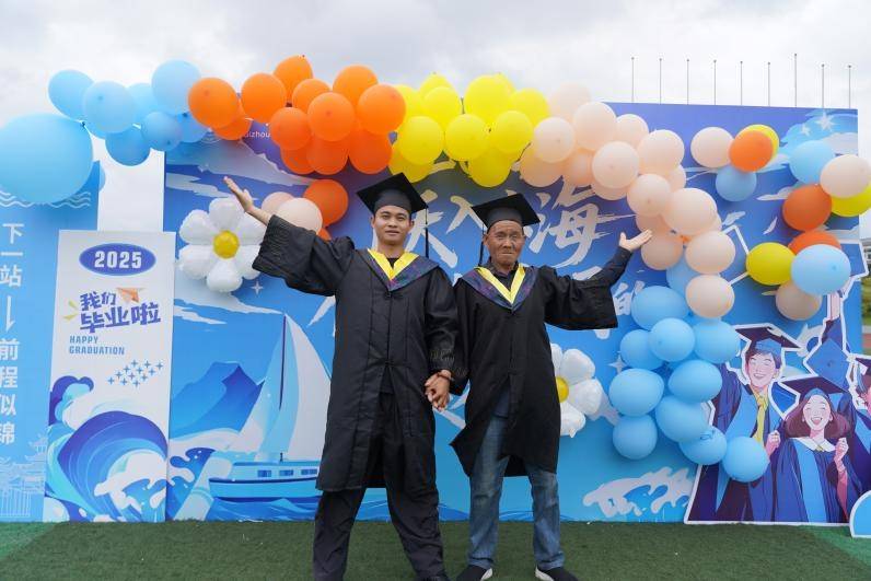 世俱杯网址_男生骗70岁父亲参加毕业典礼：父亲从未出过远门世俱杯网址，为让父亲安心游玩隐瞒实际开销