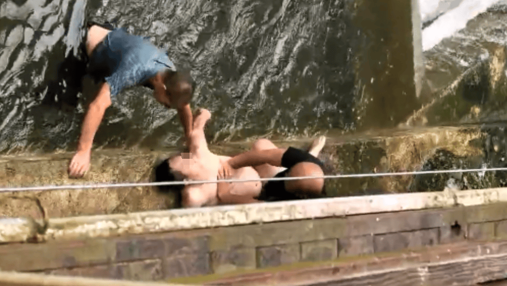 皇冠信用網最高占成_孩子被卷漩涡皇冠信用網最高占成，男游客施救托举时溺水 对话本人：已无碍，听到“叔叔救我”啥也没想就去了