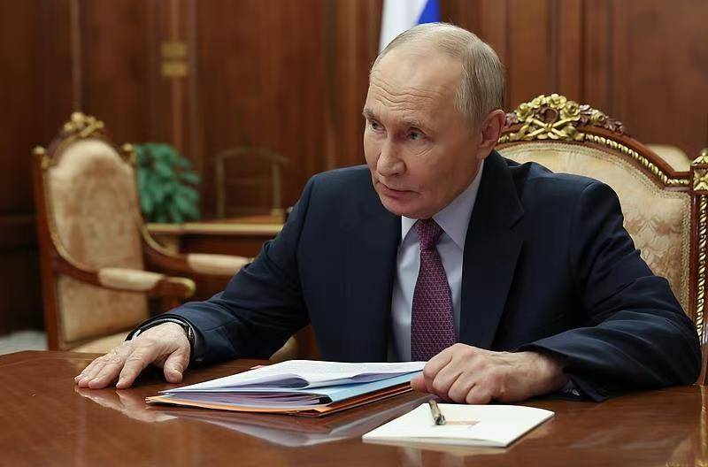 皇冠足球管理平台出租_真要轰炸莫斯科？普京被激怒皇冠足球管理平台出租，特朗普突然变脸，对乌克兰下了死命令