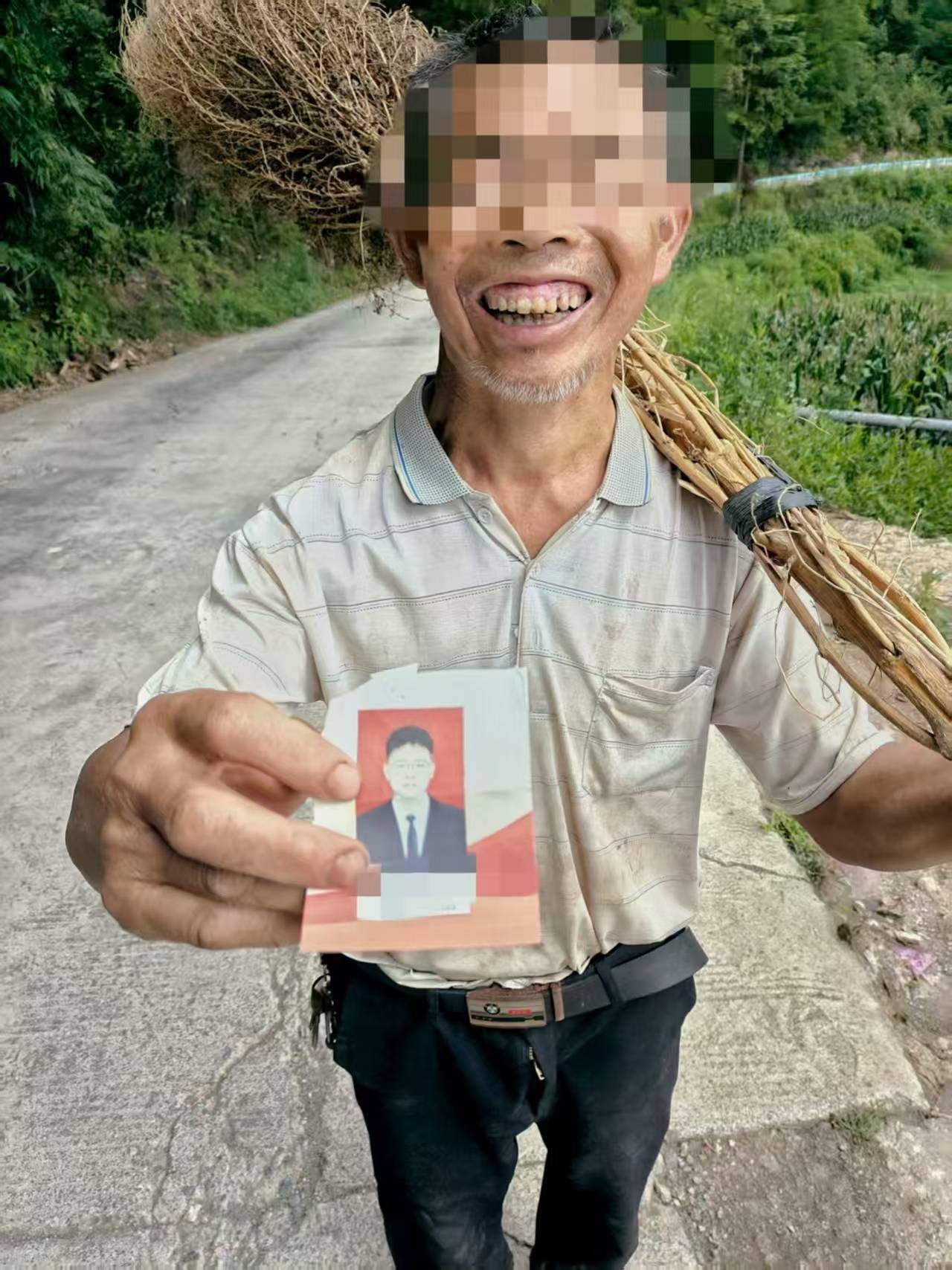 新版hga050
_贵州老伯捡到00后村官丢弃旧照新版hga050
，误以为重要资料怀揣一月等送还，当事人：超感动