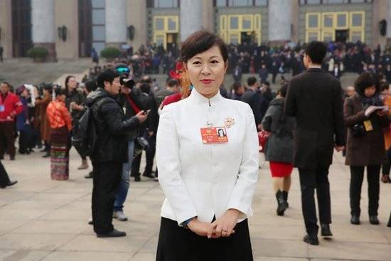 皇冠信用网在线注册
_正部级美女大员被查！千万华服堆满多套住宅皇冠信用网在线注册
，化妆团队提前数小时待命~