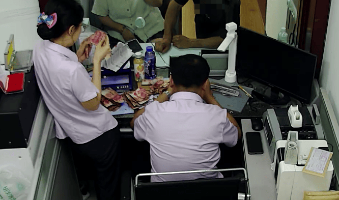 冰岛超级联赛_大连一老人将10万元现金埋地下冰岛超级联赛，两年后挖出来一看，蒙了…