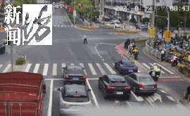 皇冠信用网登1_事发上海晚高峰！汹涌车流中皇冠信用网登1，一男子绝望跳车，直奔民警而去……