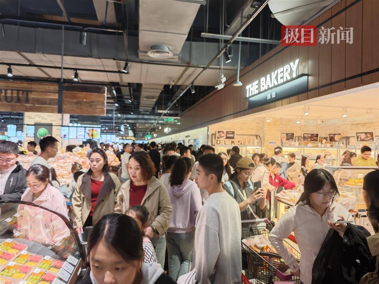 皇冠信用网会员申请_中秋夜的新乡胖东来能有多少人?多个收银口排起长队皇冠信用网会员申请,有顾客举着购物篮在人群中穿行