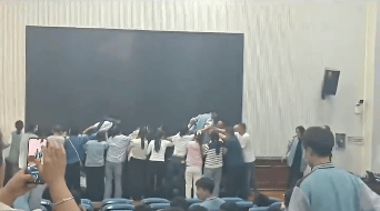 皇冠信用网出租_家长跪地被学生轮流踩踏皇冠信用网出租,校方凌晨道歉