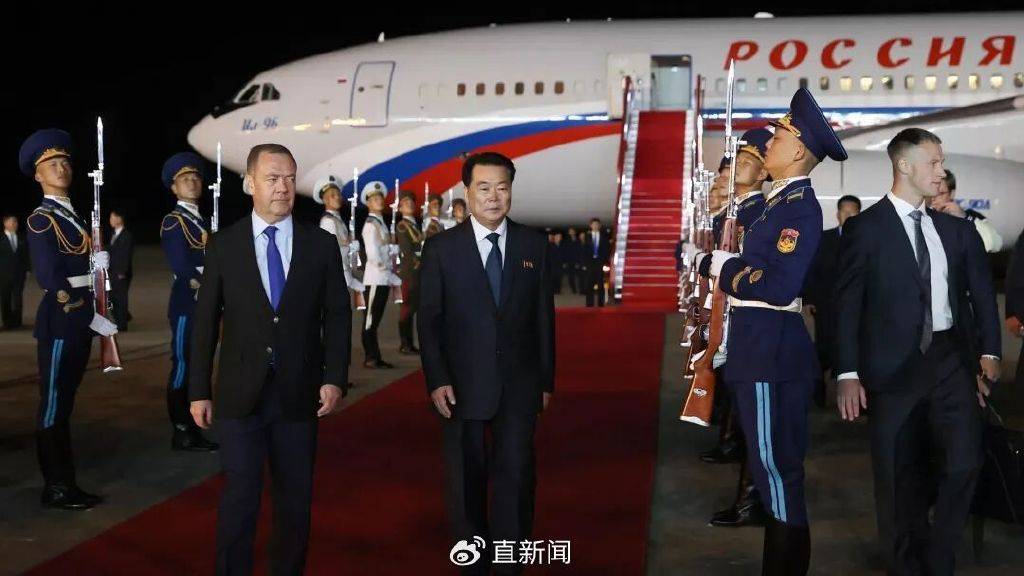 皇冠信用网账号_梅德韦杰夫抵朝鲜时发帖：朋友依然相伴皇冠信用网账号，敌人则瑟缩颤抖