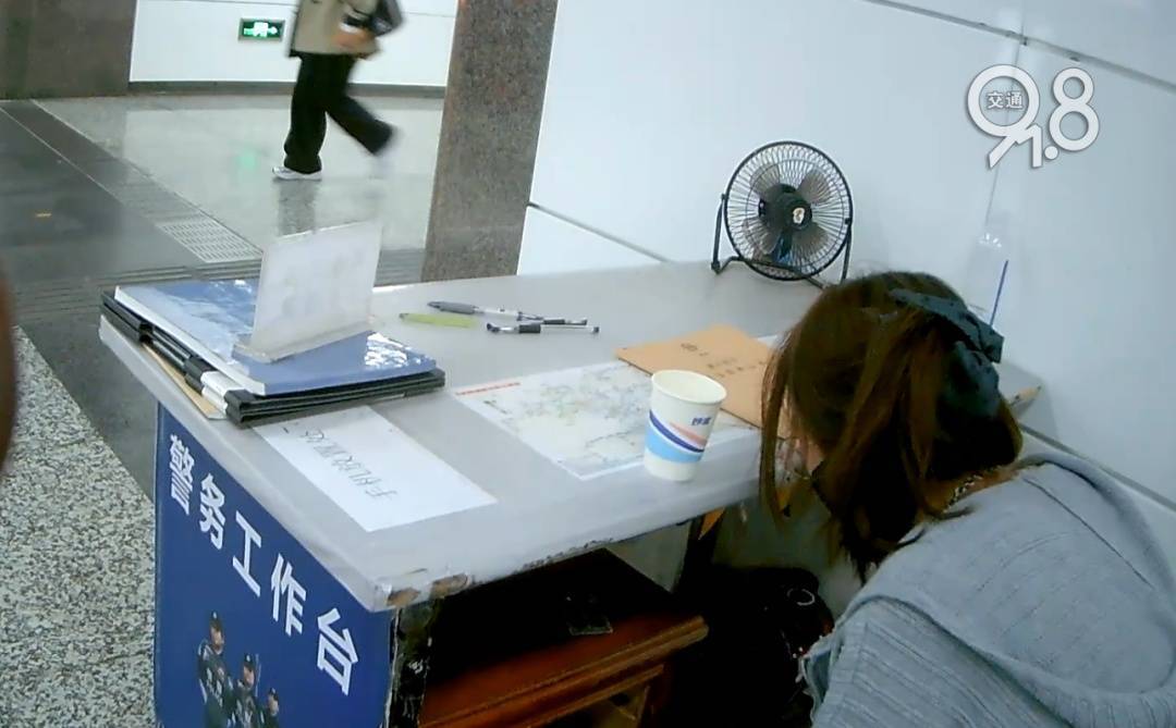 皇冠信用网怎么开户
_杭州地铁内皇冠信用网怎么开户
，女乘客突然崩溃大哭！紧接着……这一幕被拍下