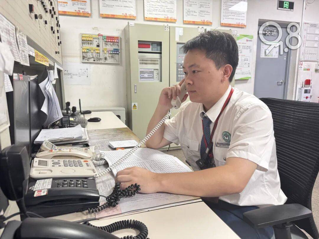 皇冠信用网怎么开户
_杭州地铁内皇冠信用网怎么开户
，女乘客突然崩溃大哭！紧接着……这一幕被拍下