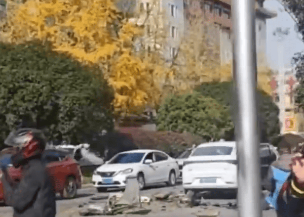 皇冠球盘app
_西安交警：男子驾车变道操作不当致多车碰撞受损皇冠球盘app
，1人轻微伤已离院，排除酒驾毒驾