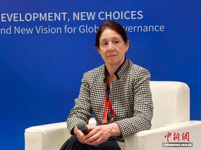 马德里竞技足球
_希拉里：中国在太阳能和电动车等领域的优异成绩令人深刻