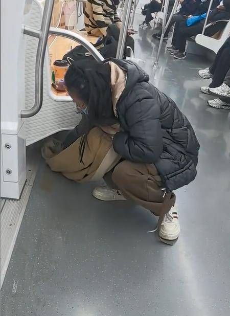 信用网皇冠申请注册
_苏州一女乘客打翻奶茶后用围巾擦地信用网皇冠申请注册
，地铁：准备了新围巾和大礼包